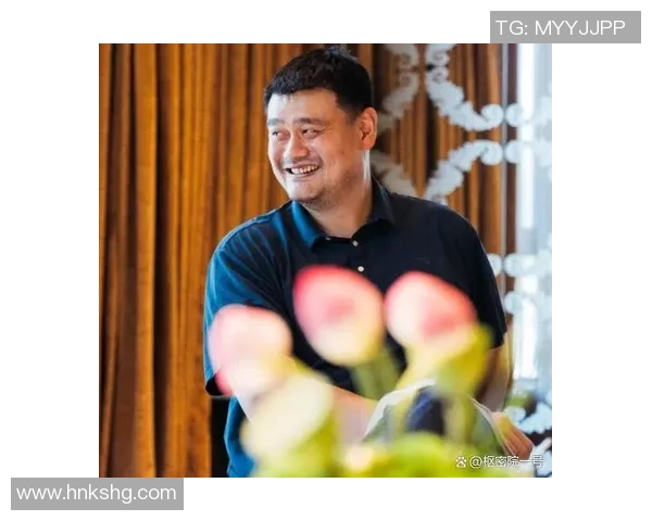 姚明进场瞬间震撼全场篮球盛宴引发观众热烈欢呼与期待